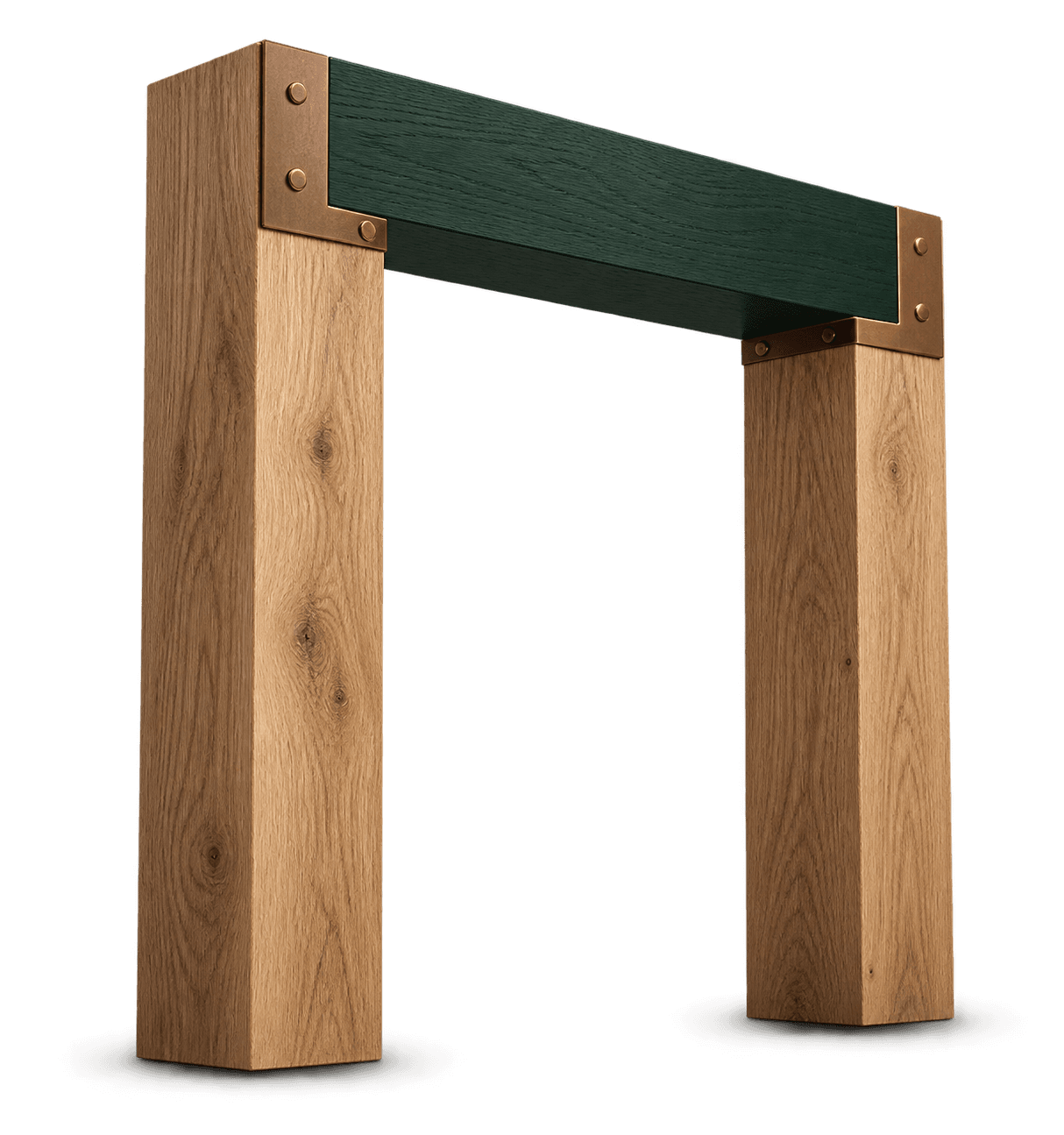 Portal de madera y verde unido con herrajes de bronce